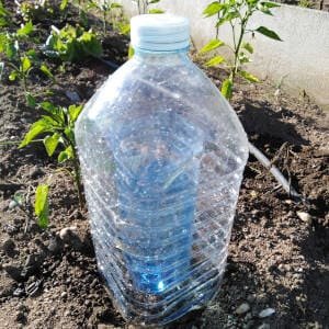 Riego solar con botellas