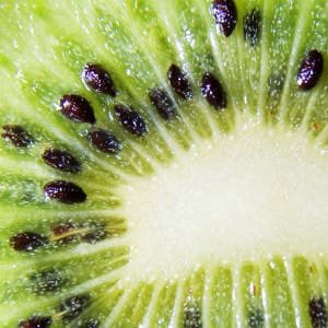 Semillas dentro de fruto de kiwi
