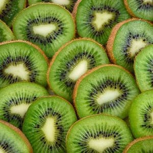 Kiwis maduros cortados