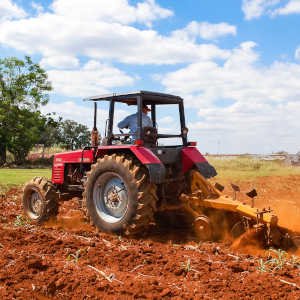 Tractor arando terreno